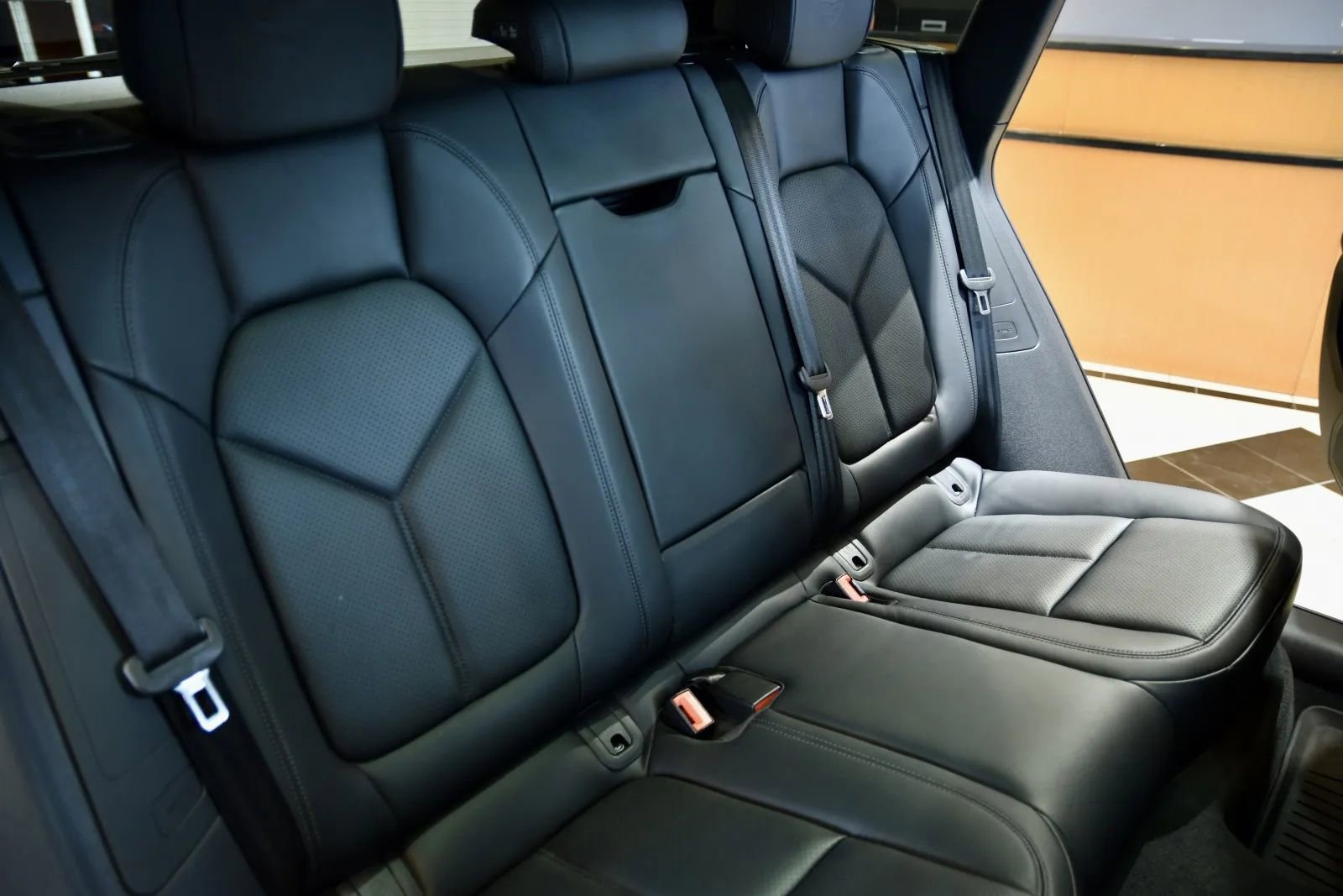 2023 Porsche Macan S Image 10 of 36