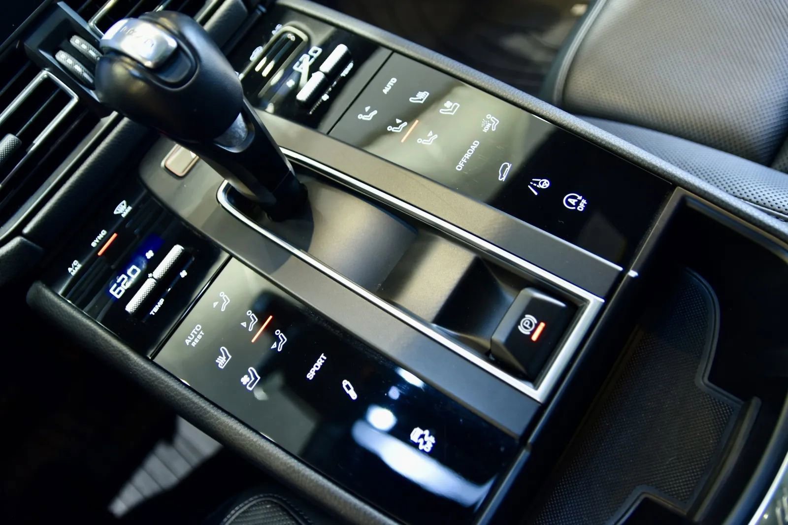 2023 Porsche Macan S Image 23 of 36