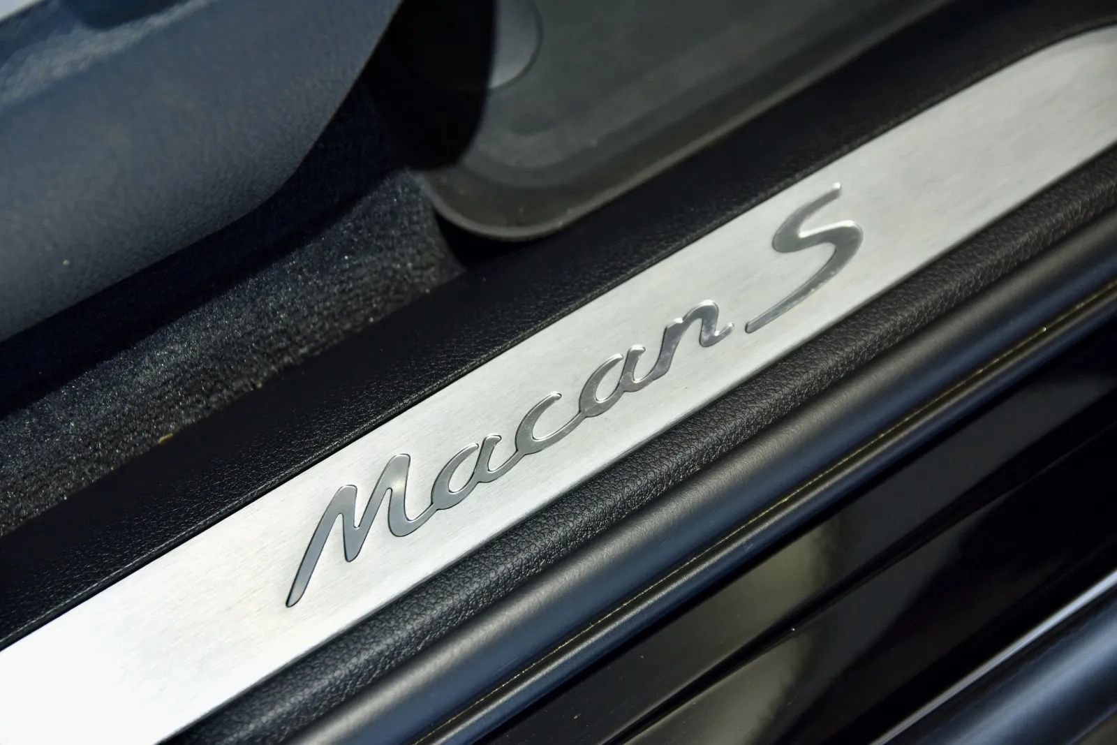 2023 Porsche Macan S Image 26 of 36