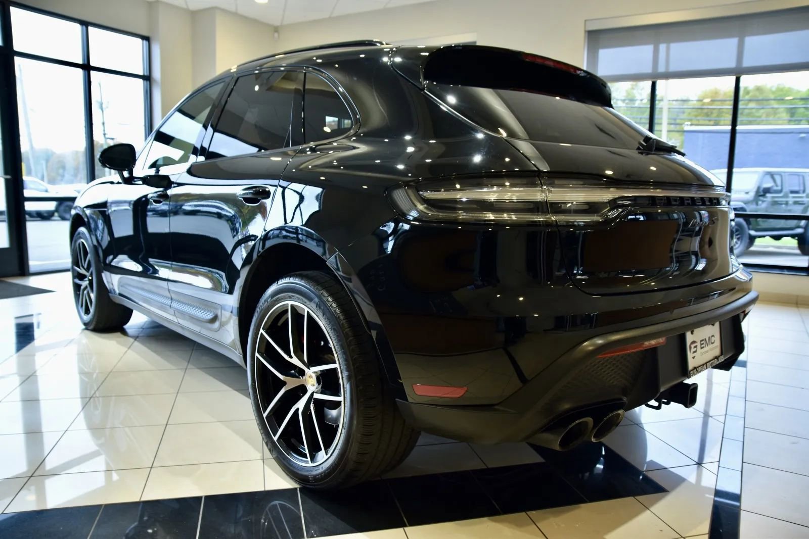 2023 Porsche Macan S Image 5 of 36