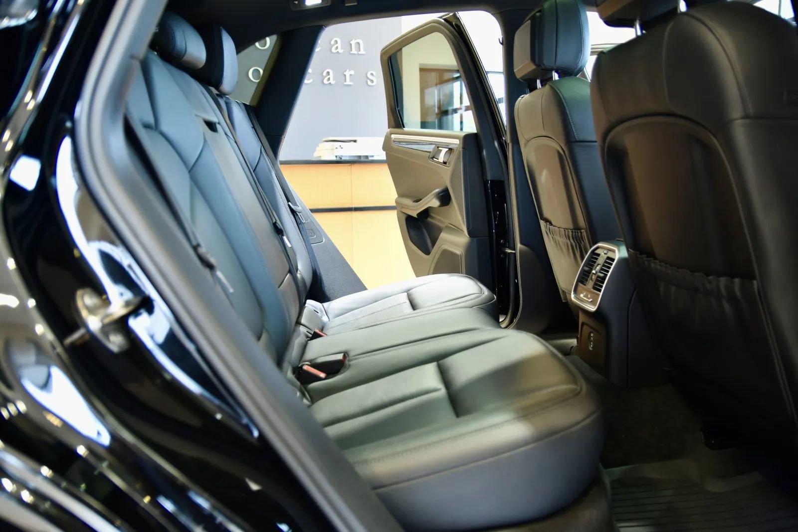 2023 Porsche Macan S Image 13 of 36