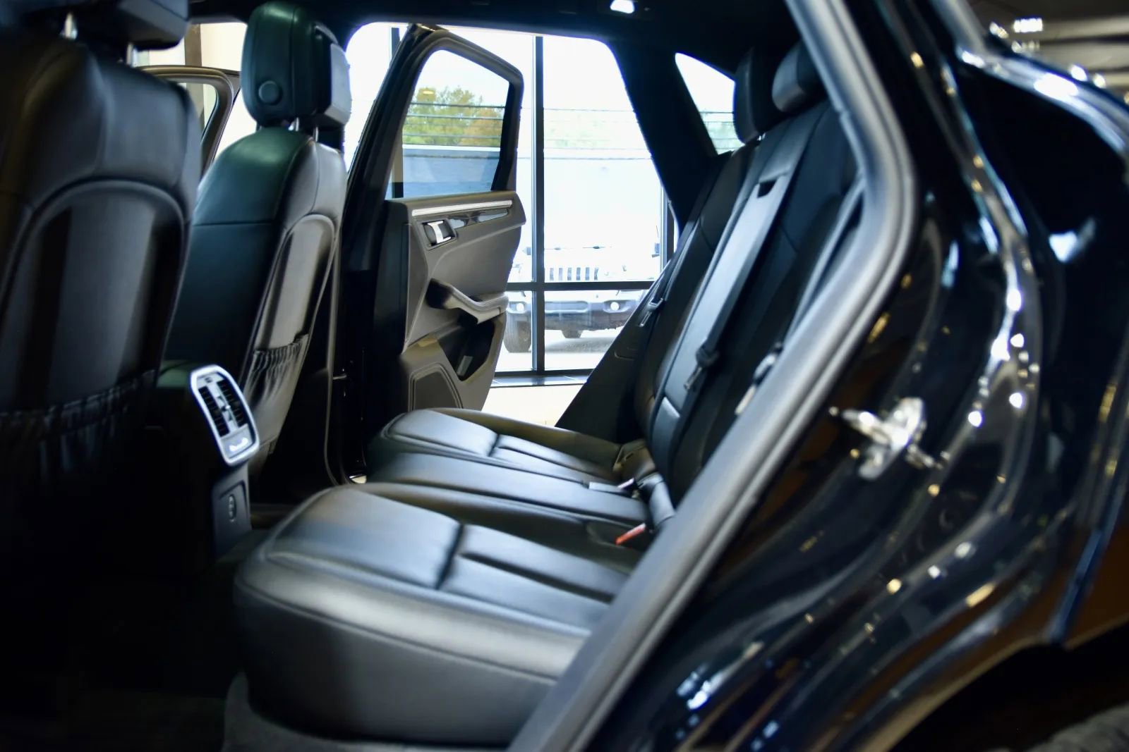 2023 Porsche Macan S Image 14 of 36