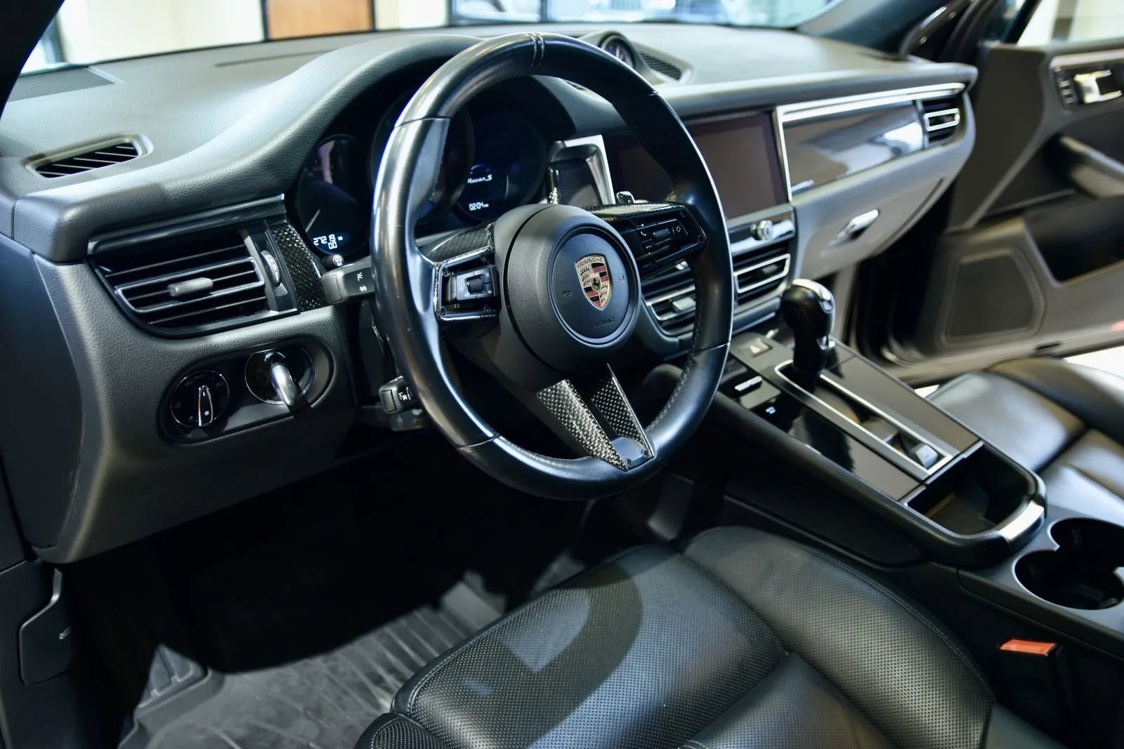 2023 Porsche Macan S Image 17 of 36