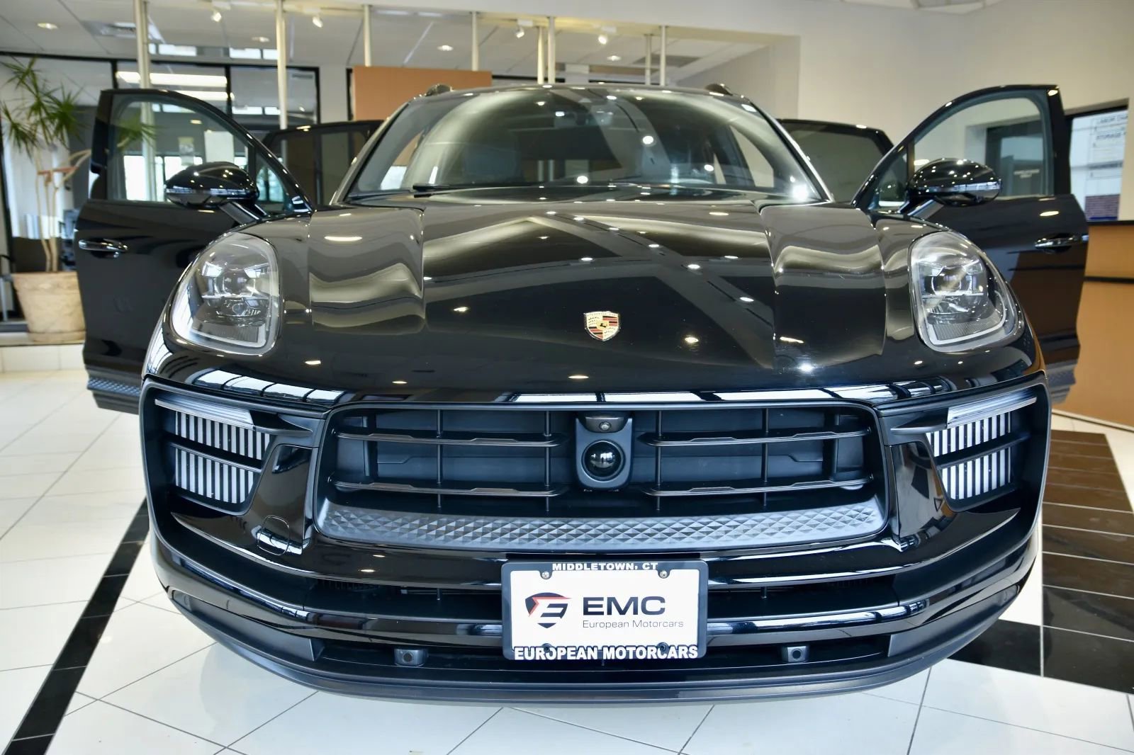 2023 Porsche Macan S Image 30 of 36