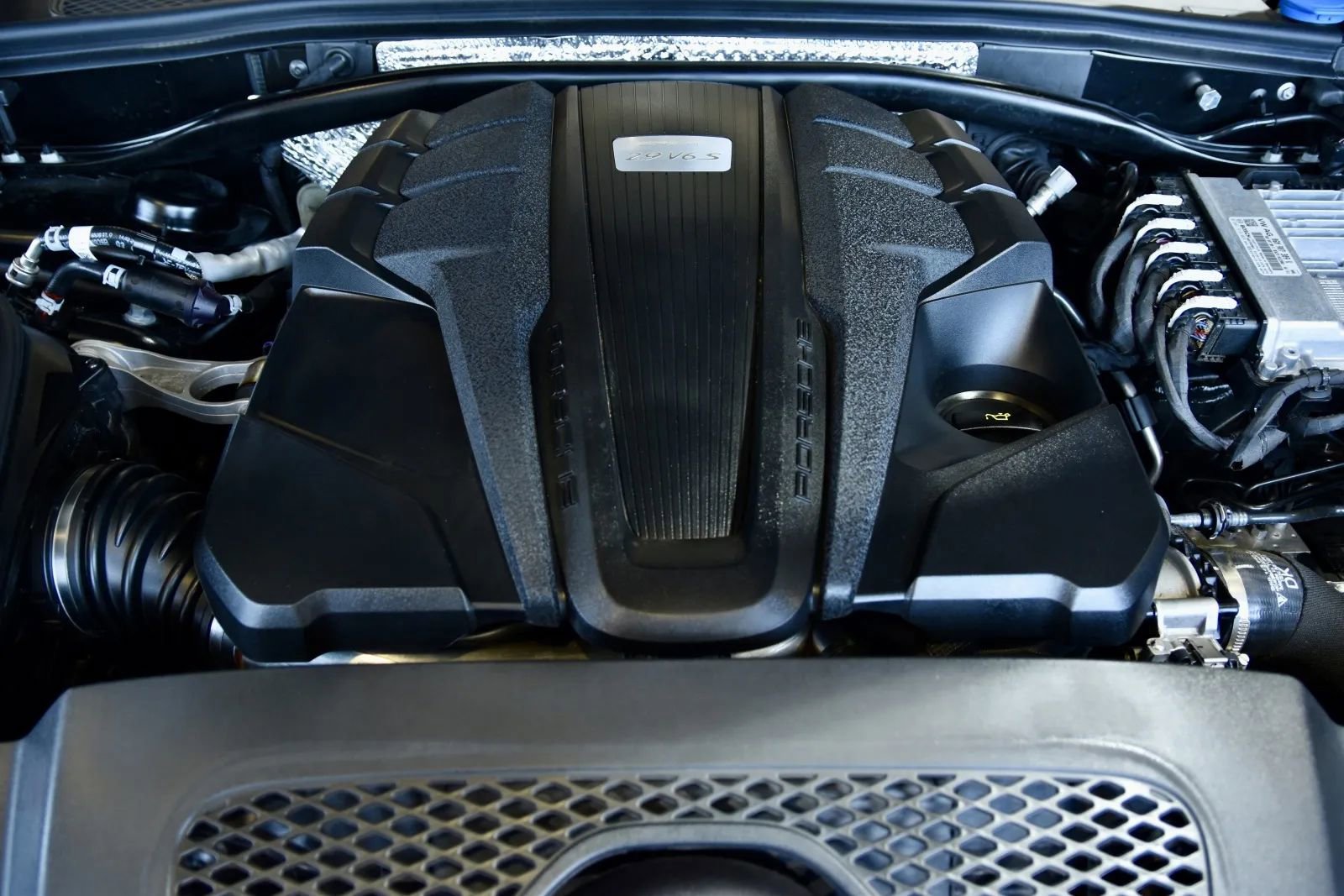 2023 Porsche Macan S Image 6 of 36