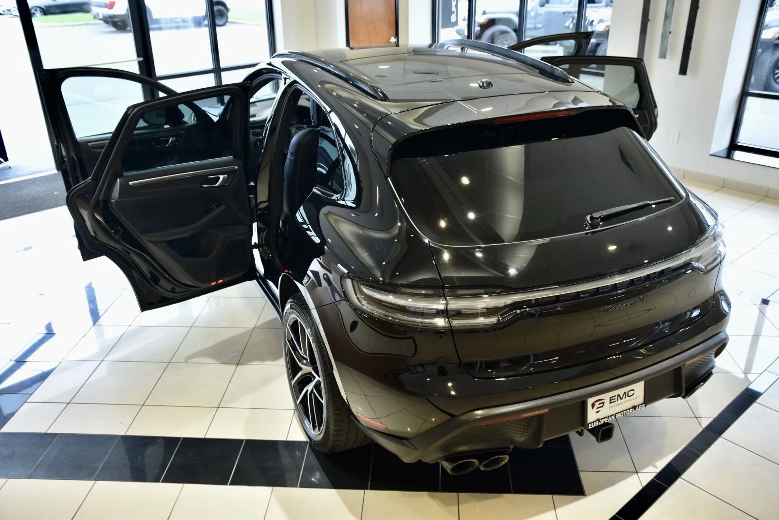 2023 Porsche Macan S Image 31 of 36