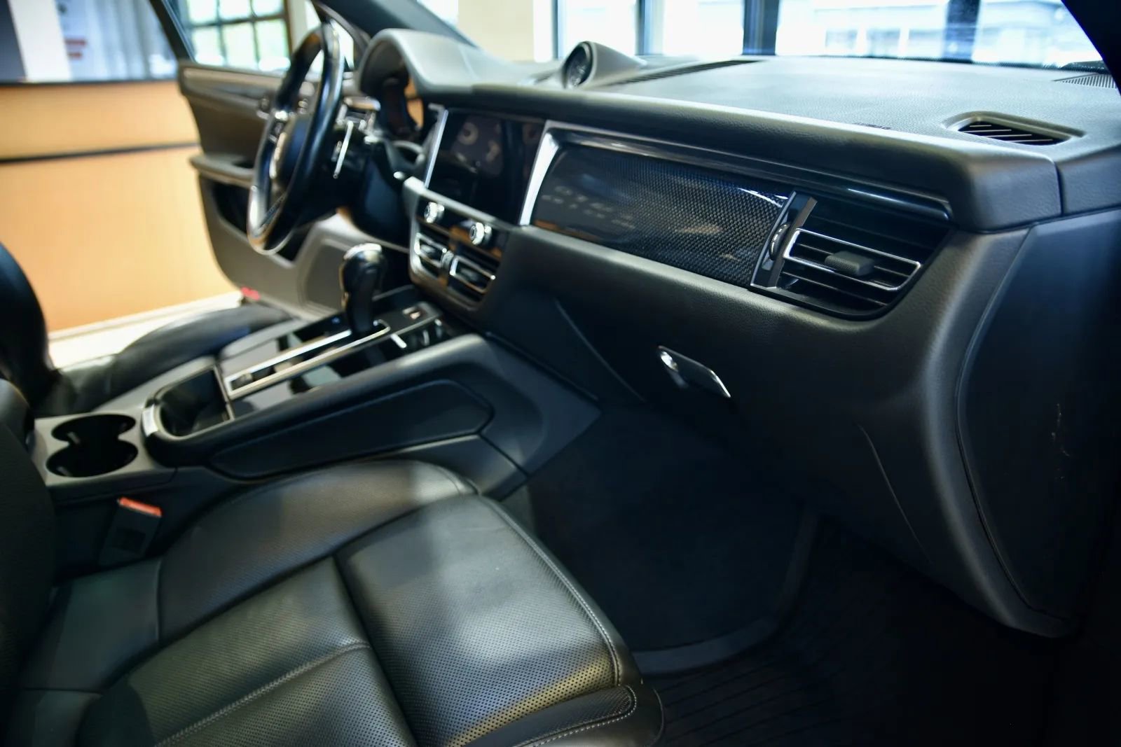 2023 Porsche Macan S Image 15 of 36