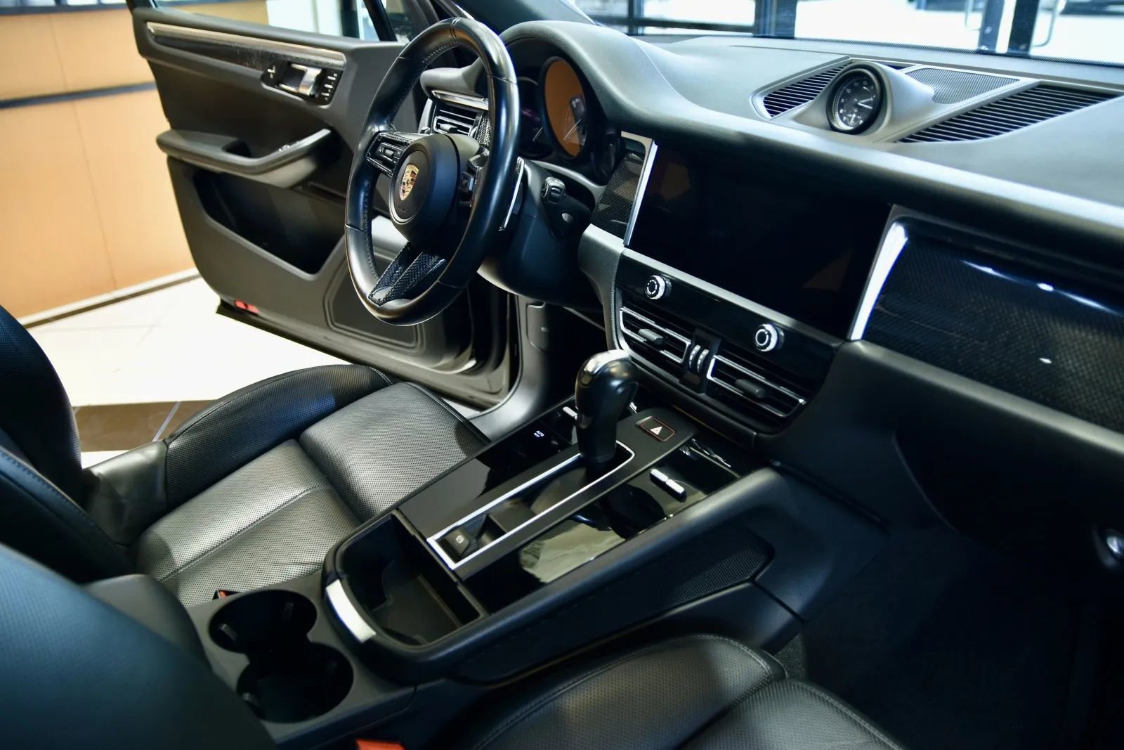 2023 Porsche Macan S Image 18 of 36