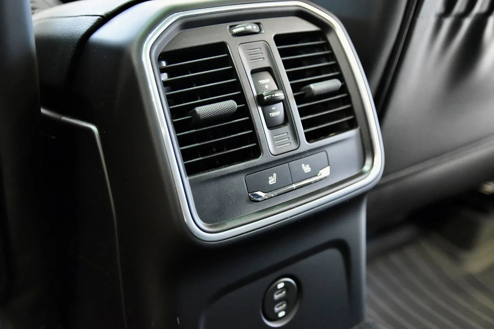 2023 Porsche Macan S Image 27 of 36