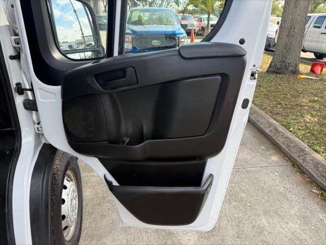 Vehicle image 21 of 23