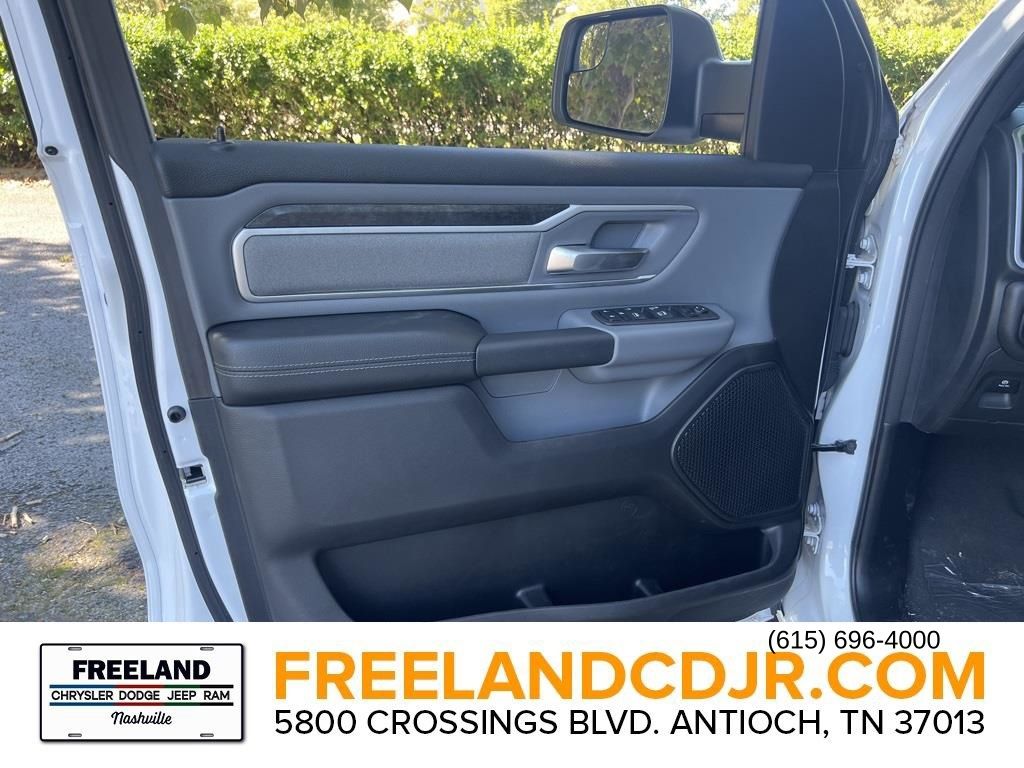 Vehicle image 14 of 23