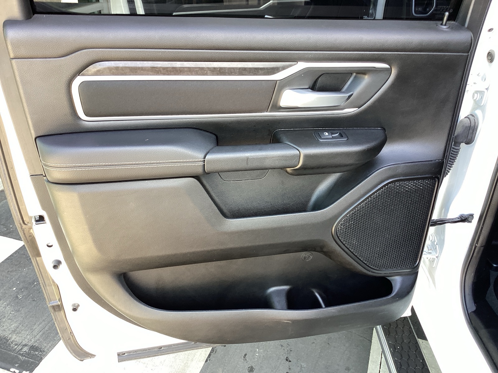 Vehicle image 28 of 33