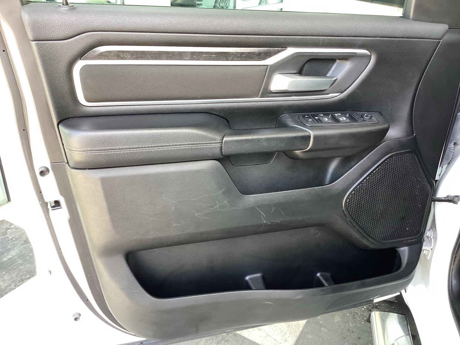 Vehicle image 29 of 33
