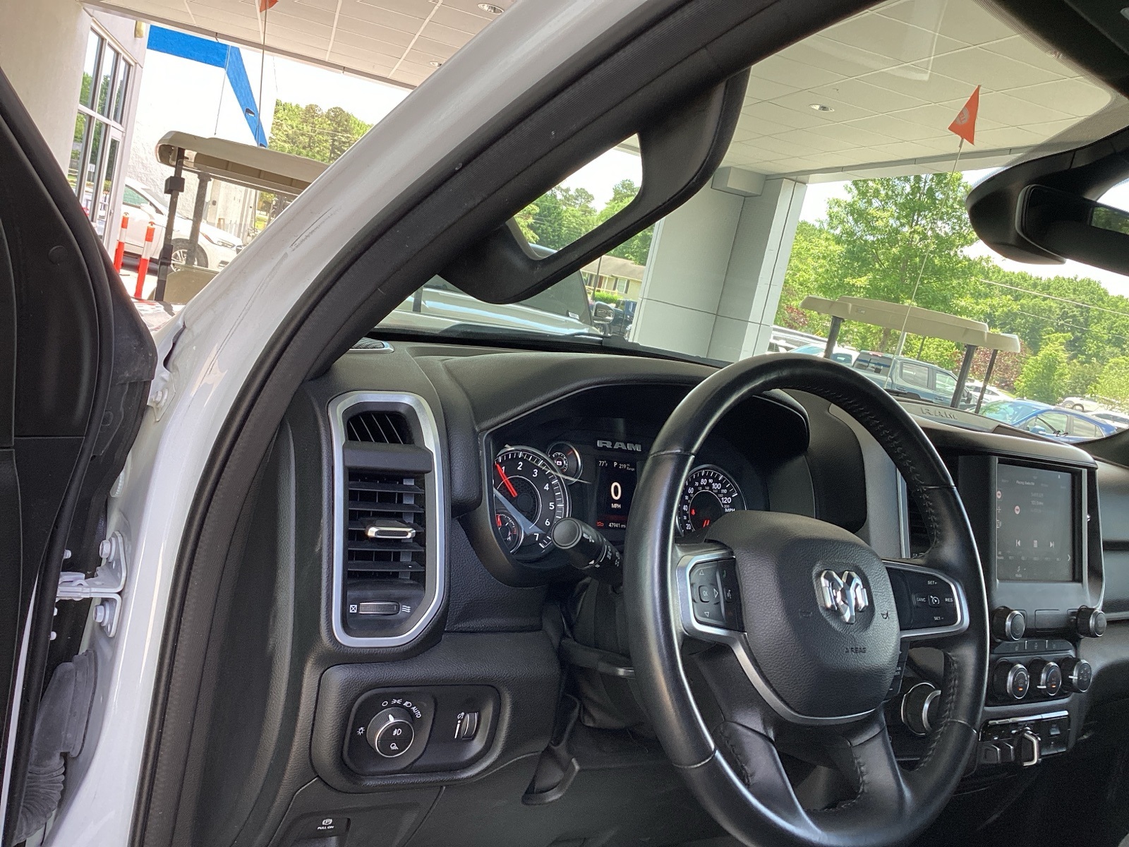 Vehicle image 21 of 33