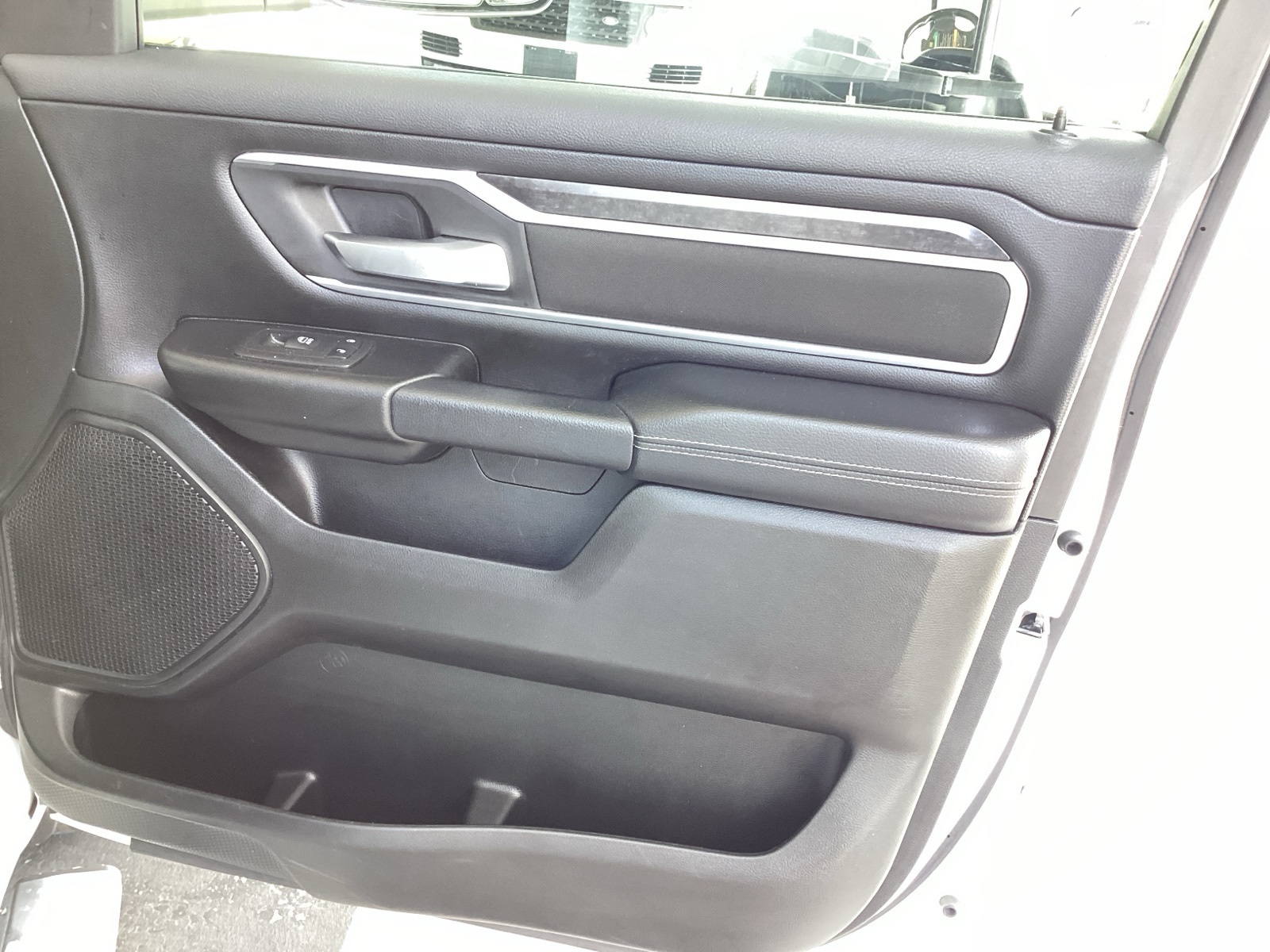 Vehicle image 31 of 33