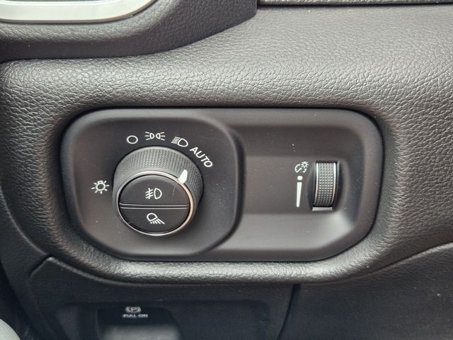 Vehicle image 26 of 34