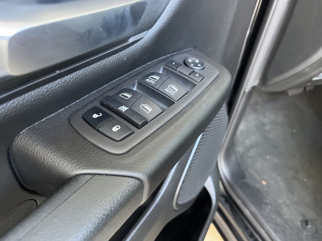 Vehicle image 26 of 34