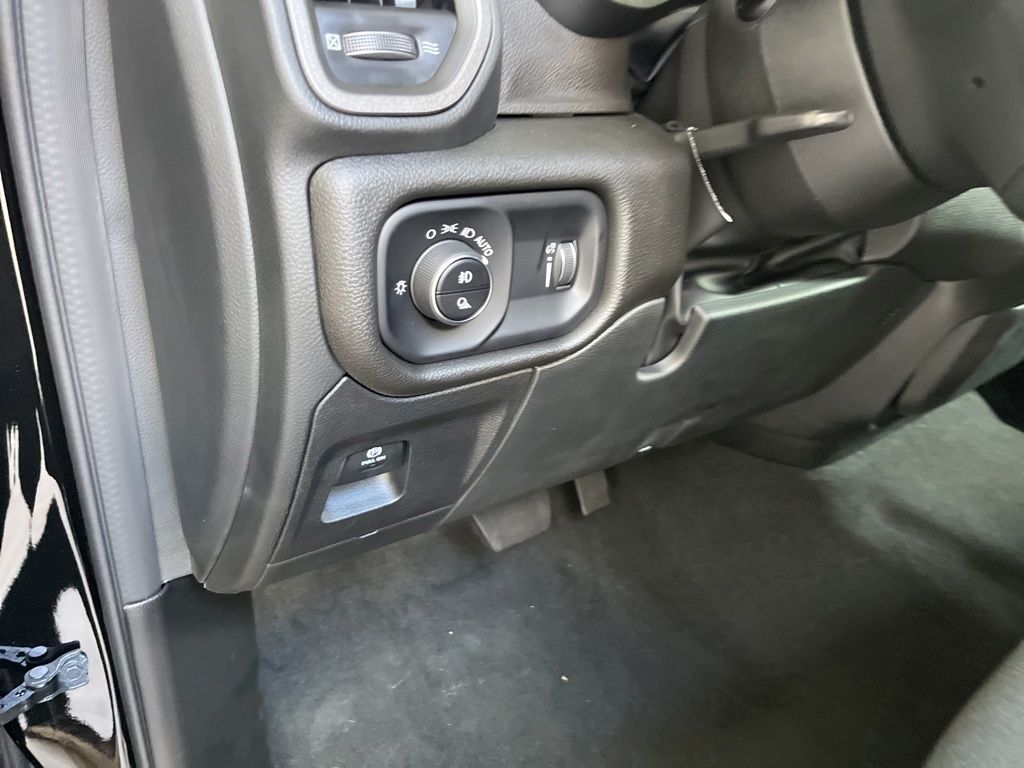 Vehicle image 27 of 34