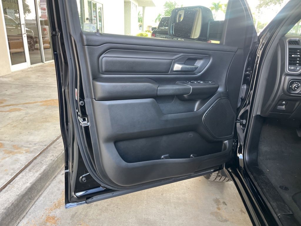 Vehicle image 25 of 34