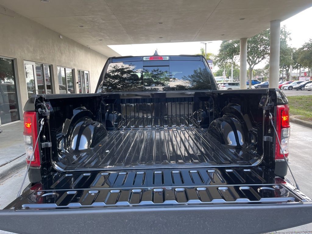 Vehicle image 23 of 34