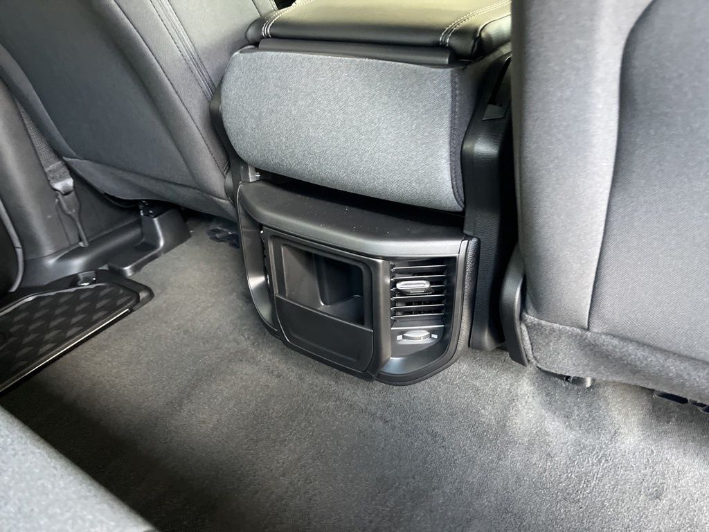 Vehicle image 21 of 34