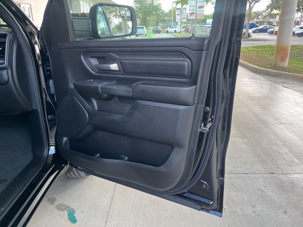 Vehicle image 18 of 34