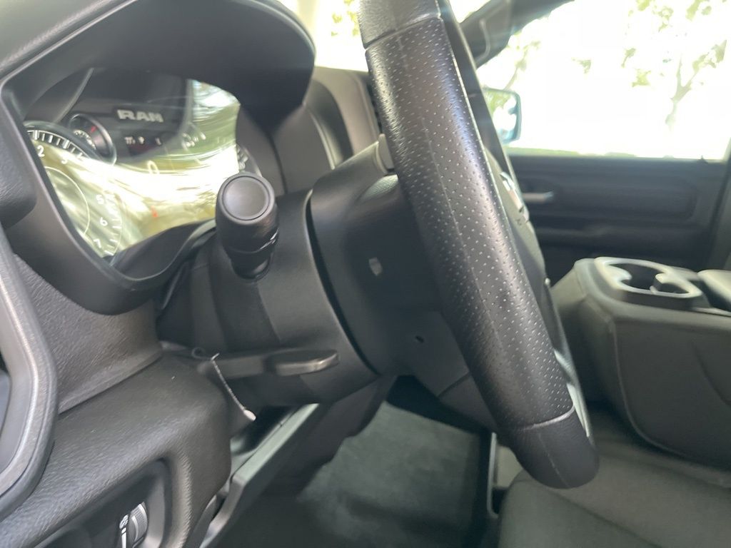 Vehicle image 28 of 34