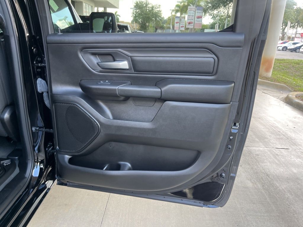 Vehicle image 22 of 34