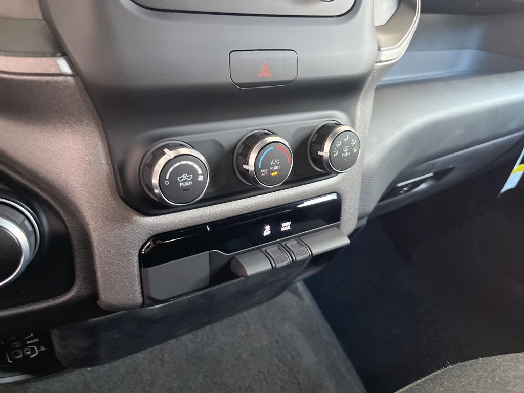 Vehicle image 32 of 34