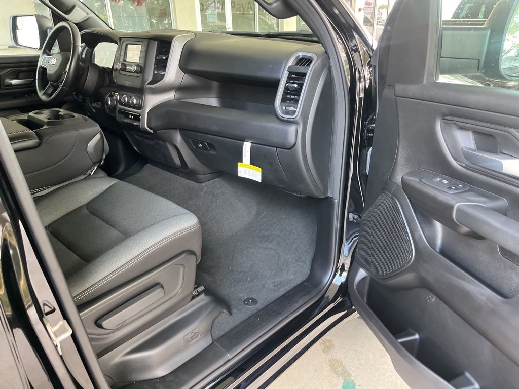 Vehicle image 17 of 34