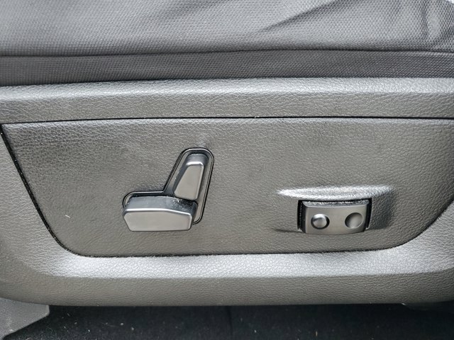 Vehicle image 21 of 31