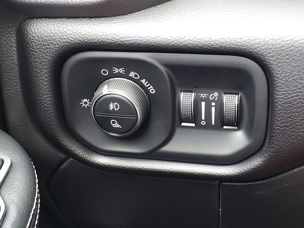 Vehicle image 18 of 33