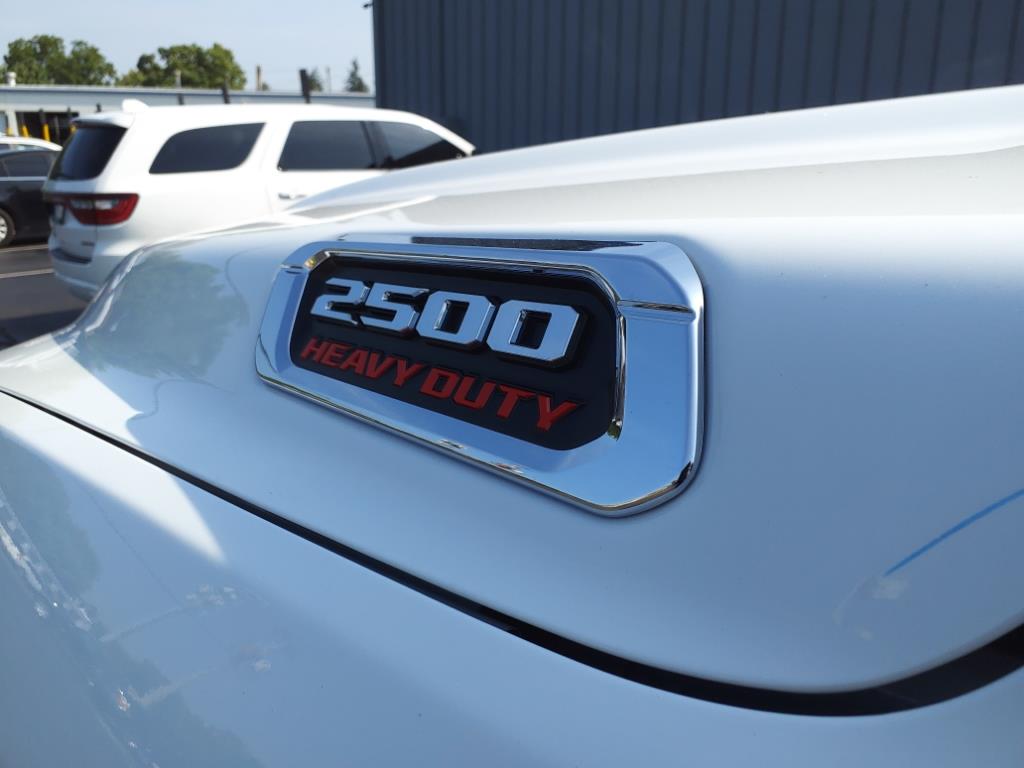 Vehicle image 10 of 33