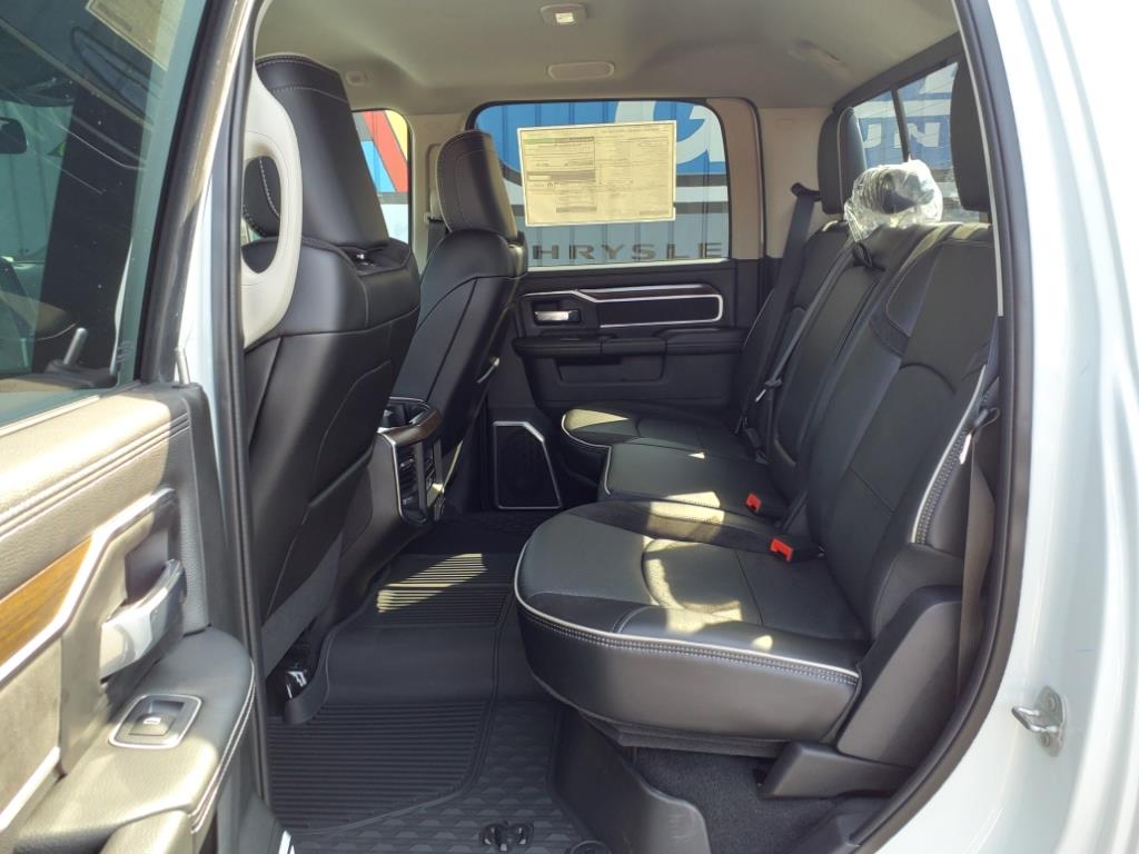 Vehicle image 28 of 33