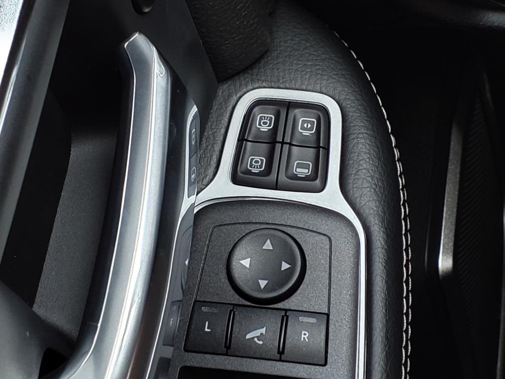 Vehicle image 19 of 33