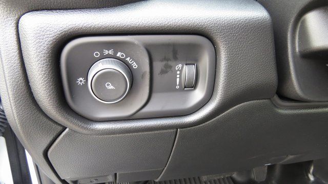Vehicle image 14 of 21