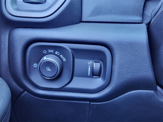 Vehicle image 19 of 25