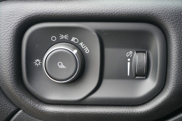 Vehicle image 25 of 34