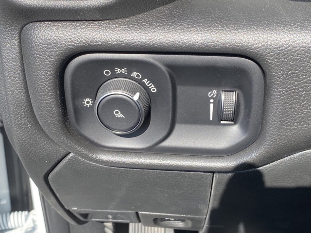 Vehicle image 25 of 35