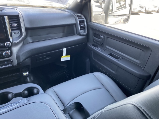 Vehicle image 33 of 35