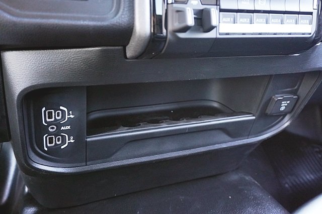 Vehicle image 33 of 41