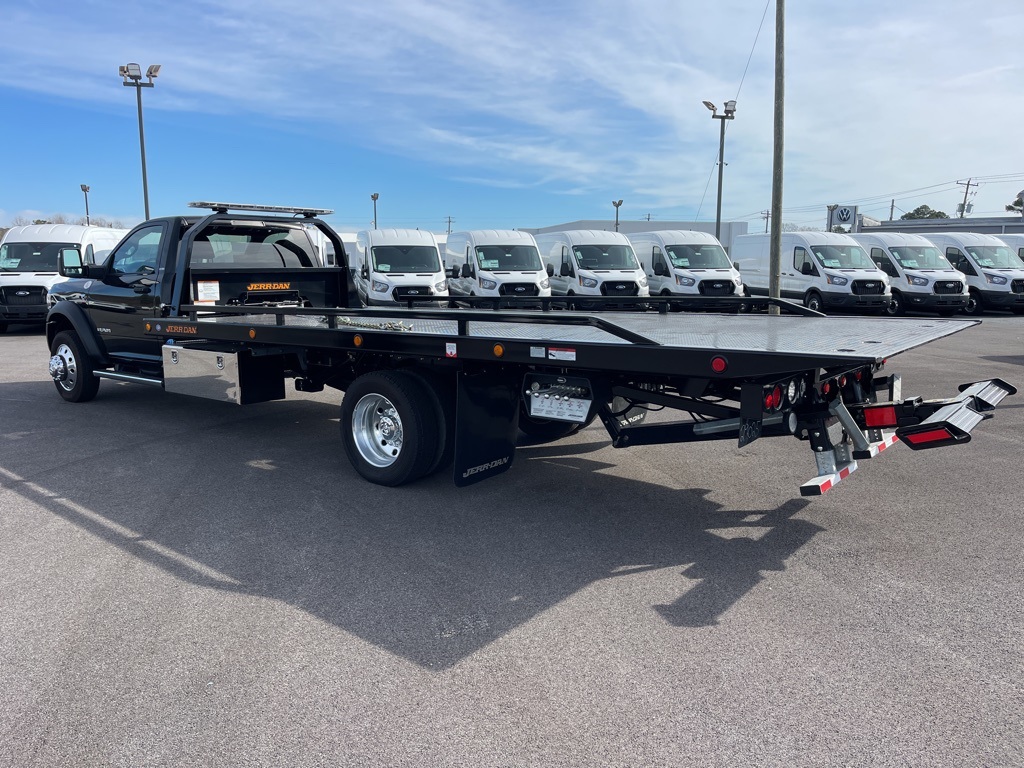 Vehicle image 8 of 24