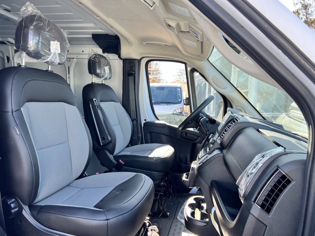 Vehicle image 21 of 26