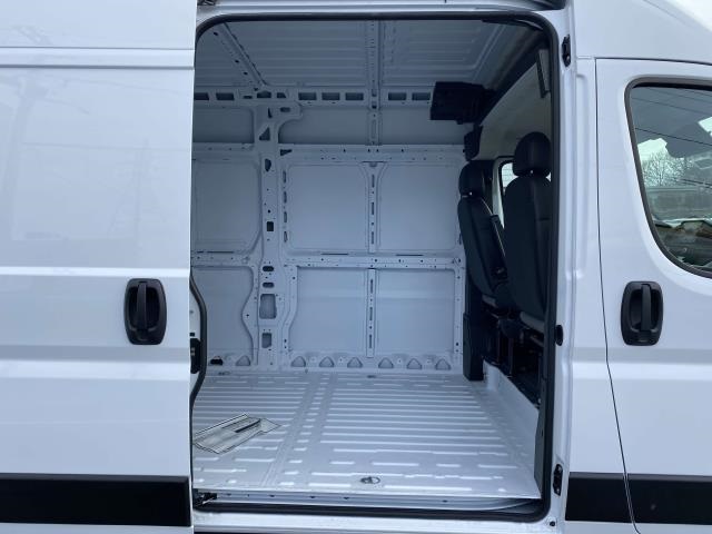 Vehicle image 11 of 30