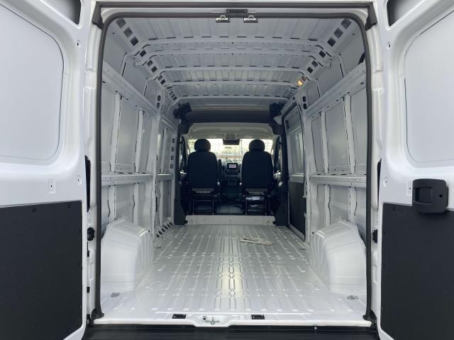 Vehicle image 14 of 30