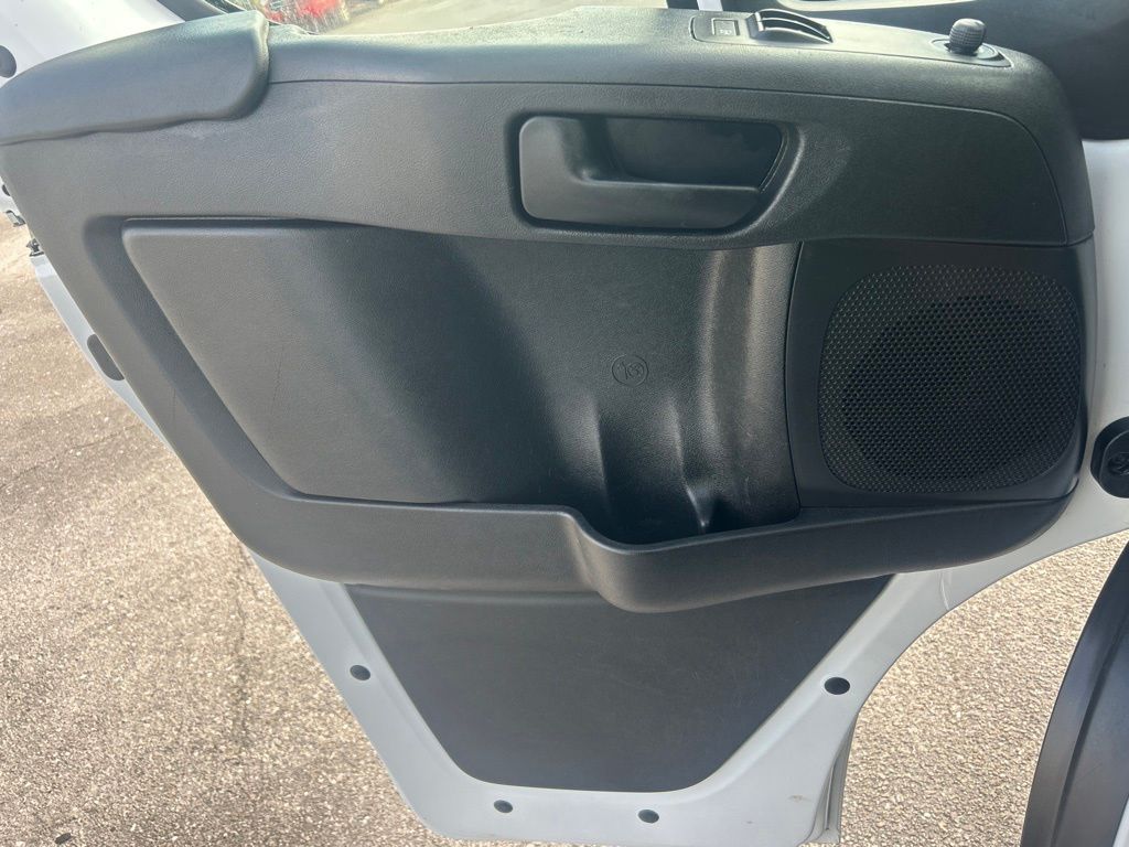 Vehicle image 32 of 40