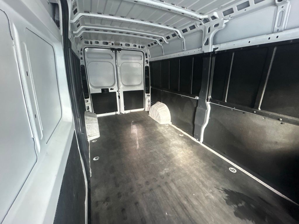 Vehicle image 28 of 40