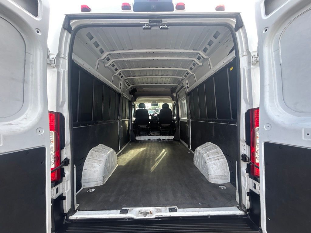 Vehicle image 30 of 40