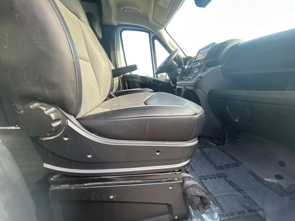 Vehicle image 23 of 40