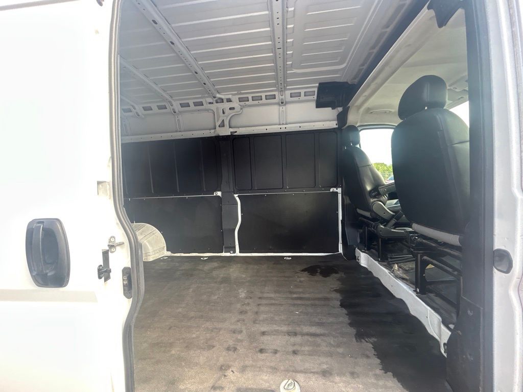 Vehicle image 29 of 40
